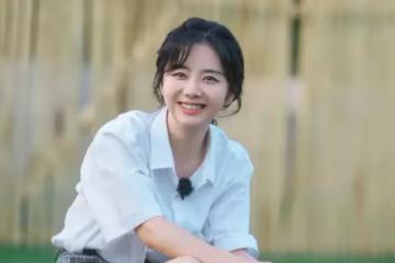 譚松韻娃娃臉太占優勢了,穿白襯衫格子褲,十年如一日的甜美可愛_造型_下身_青春