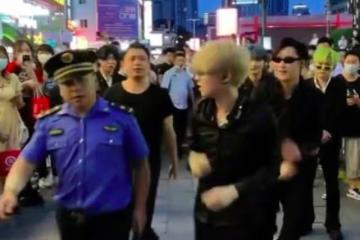 黃子誠等人被城管驅趕,三百萬人觀看笑成一團,首播失利太搞笑!