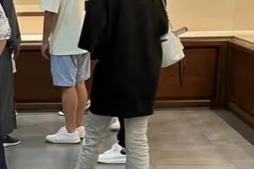 黃磊一家現身靈隱寺，16歲多多身高逼近父親，風格大變身材引吐槽