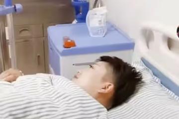 楊樹林老婆胖丫疑為變美抽脂,躺病床輸液顯虛弱,雙腿腫脹太嚇人