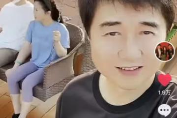 付笛生一家罕同框!父子似複製粘貼,30歲兒子緊摟任靜惹爸爸吃醋