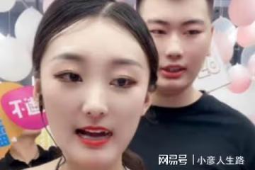 大衣哥請人為兒媳作畫,欣賞時動作小心怕弄壞,網友:誰是新郎?