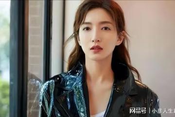 江疏影靠《三十而已》再度翻紅,疑走甜美可愛風?單手托腮秀妝容