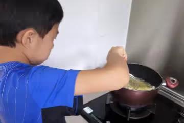 霍啟剛兒女為父親做飯,兒子穿60元國貨,媽媽不在家連吃兩頓土豆