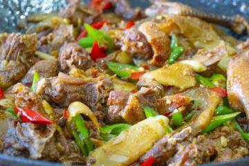 鴨肉這樣吃才爽，農家味道「仔薑啤酒鴨」，干香四溢，出鍋搶著吃