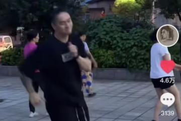 蔣勁夫今靠苦力活為生,和小區大媽們一塊跳廣場舞,性格溫順太多