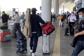 香港藝人譚耀文出門工作,一個人拿超多行李,入圈多年請不起助理