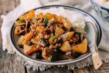 蘿蔔的爽脆和香菇的鮮香,搭配肉末的香味,這碗燉蘿蔔很下飯!