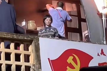 鄧超拍戲被偶遇，短褲配拖鞋毫無包袱，孫儷穿著樸素接地氣！