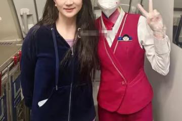 50歲孟晚舟被偶遇,與空姐合影笑容甜美,被對方大讚太美太有氣質