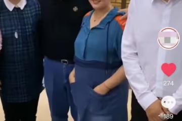 71歲姜昆高調現身活動,挺肚腩和愛妻摟抱秀恩愛,現場觀眾顯冷漠