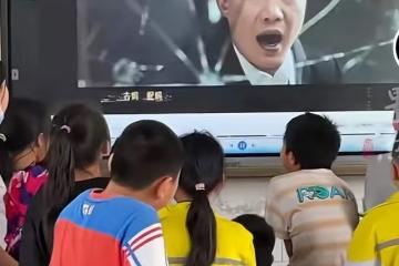 孤勇者成小學生接頭暗號，全班匯演20人唱，陳奕迅：我出了兒歌？