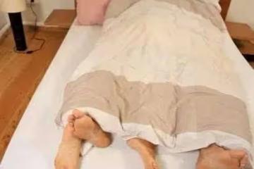 我睡得迷迷糊糊,老公的手摸我的大腿,我照例踢開,他卻不依不饒