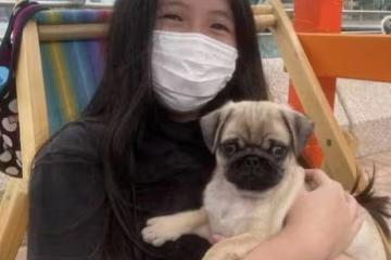 邱淑貞小女兒罕見露面，穿短褲秀大長腿，素顏出鏡五官與媽媽相似