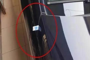 車子門縫突被塞千元紙鈔,讓他發毛問「可以拿嗎?」網友極力阻止:千萬別碰!