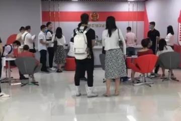去登記結婚!男友走到角落「蹲下綁鞋帶」打掃阿姨說:姑娘,這婚結不得