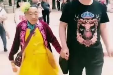 馬玉琴孫子給李玉成P黑白照，寫長詩暗示其人財兩失，網友：活該
