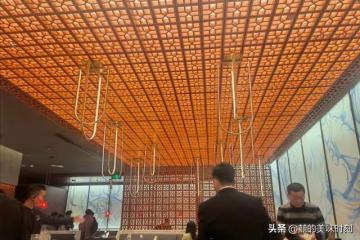 汪小菲在成都連開2家店,來吃的全是大老爺們,客人排滿整層商場