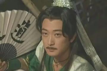 52歲邵峰近照曝光，身材壯碩型男氣十足，夫妻恩愛女兒已十六歲