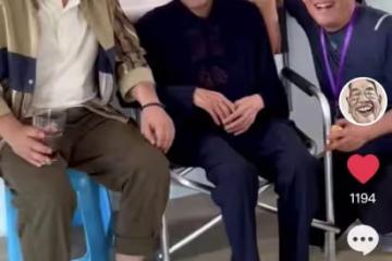 楊少華攜倆兒外出玩樂,被貼心照顧喜笑顏開,父子長相神態如複製