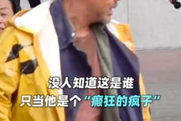 演技又牛又敬業,劉青雲高溫下穿大衣拍戲,演技把過路群眾折服了