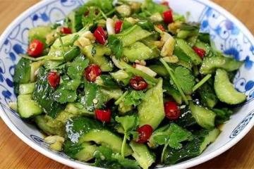 夏天到了，教你做一個涼拌黃瓜，飯店裡那麼好吃原來是有技巧的