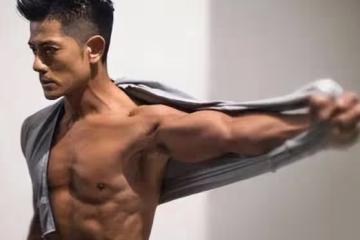明明是年過50的大叔，身材卻遠勝18歲小伙，這才是高質量男星