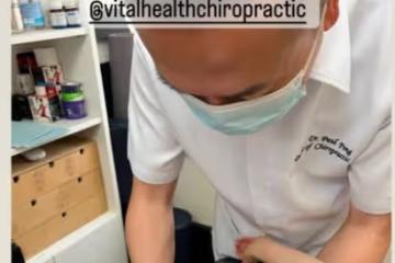 鍾麗淇攜女兒做物理治療！愛女躺病床上表現乖巧，11歲仍不會走路