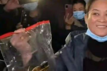陳亞男媽媽高舉彩禮出鏡,大衣嫂角落裡偷偷抹淚,兩家人沒了關聯