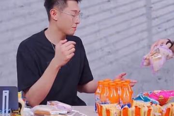 張嘉倪老公直播賣貨,吃麵包被噎住眉頭緊皺,工作人員無動於衷