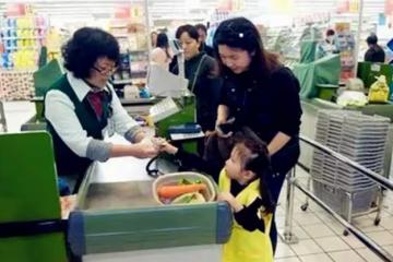 「你的小孩偷東西了，不信搜身」，媽媽一句話讓工作人員放行,網友贊：最棒的教育
