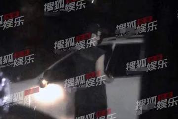 知名男演員與妻子外出逛街，當眾甩開女方手臂，動作生硬神情不悅