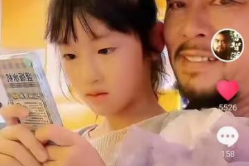 「魯智深」罕曬女兒,五官精緻繼承媽媽顏值,父女牽手親臉好溫馨