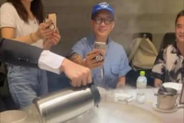 具俊曄撇下大S外出吃飯 戴著眼鏡笑容慈祥