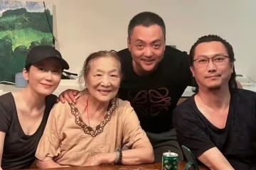 51歲俞飛鴻現身同學聚會,穿深V白到發光,一旁「蕭劍」臉色通紅