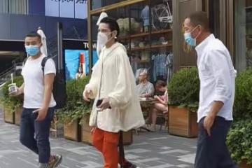 被曝二胎出生後向佐現身北京，打扮高調悠閒逛街，大熱天穿厚外套