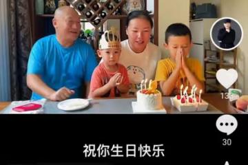 59歲謝東為兒子慶4歲生日!蛋糕簡陋環境溫馨,父子倆同框似爺孫