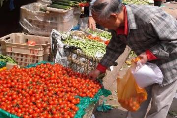 閨蜜買房我借她五萬,她四年未還錢,如今兒子滿月,閨蜜給我八萬