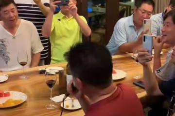 63歲姜育恆豪宅宴客,穿4000多T恤喝得滿臉通紅,身材發福認不出