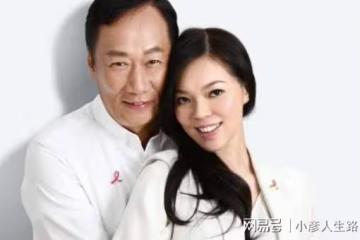 曾馨瑩在國外度假，教小女兒打高爾夫，和郭台銘結婚14年感情甜蜜