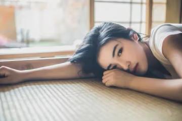 扇8歲小姑一巴掌,婆婆要和我拚命,老公一席話她卻溜回老家