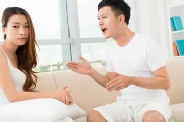 妻子留學生時代男友在家歇息，老公怒提離婚，妻子：你也太小氣了