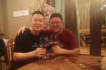 63歲傳奇歌星豪宅宴客 喝得滿臉通紅身材發福
