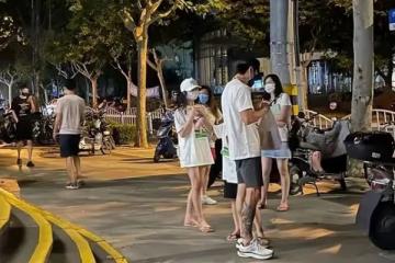 吳尊現身上海 12歲女兒T恤搭短褲現身