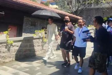 朱一龍現身武漢曇華林，獲近十人護送，烈日炎炎讓專人幫其繫鞋帶