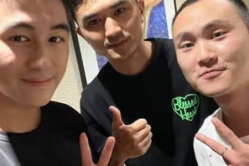 何猷君被偶遇現身成都棋牌室，笑容滿面手戴金戒，不見老婆孩子