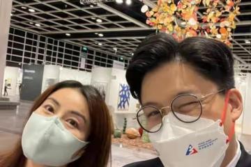 40歲郭晶晶當賢內助，素顏穿著樸素做點心，霍啟剛發文大讚廚藝好