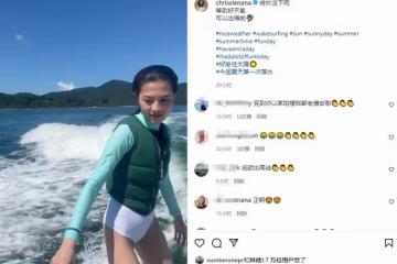 37歲女神周秀娜出海衝浪！光腳踩滑板長腿矚目，男友人大花臂搶鏡