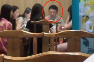 王思聰與一群美女吃火鍋，他流連花叢多年，始終堅持不婚主義