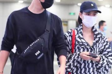 何超蓮現身機場，佩戴口罩難掩憔悴，竇驍對女友照顧有加